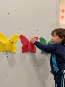 Atividade com Cores na Educação Infantil desenvolve coordenação motora e atenção
